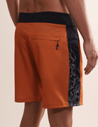 Bermuda Boardwalk Amarelo da Greenish com textura lateral estilo água salgada, ideal para um look litorâneo confortável e resistente.