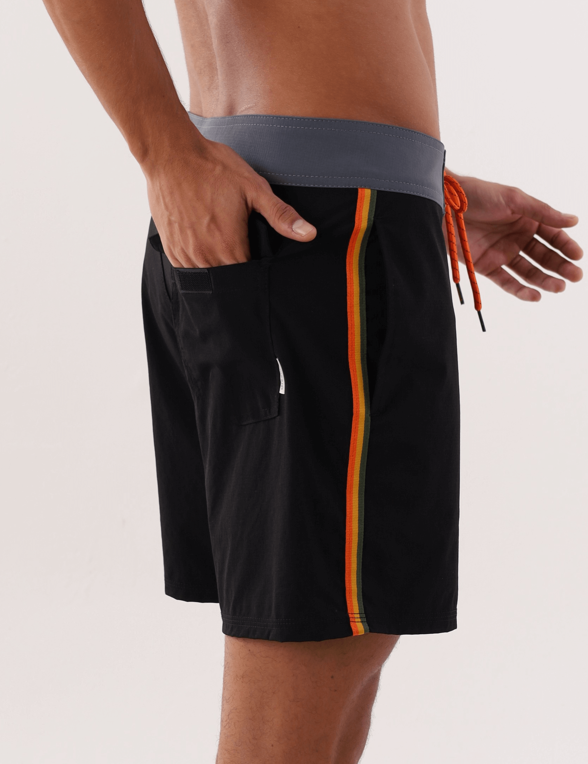 Shorts Boardwalk Outline Outside Preto da marca Greenish em preto, com bolsos e detalhes coloridos, ideal para moda praia.