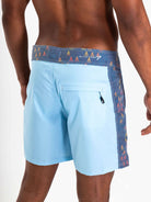 Shorts Boardwalk Prism Azul da Greenish, conforto e estilo com recorte sublimado nas laterais.