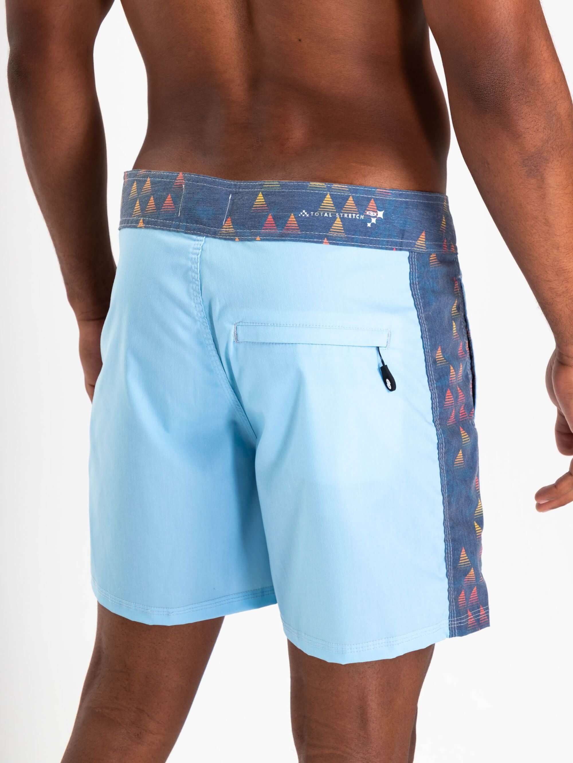 Shorts Boardwalk Prism Azul da Greenish, conforto e estilo com recorte sublimado nas laterais.