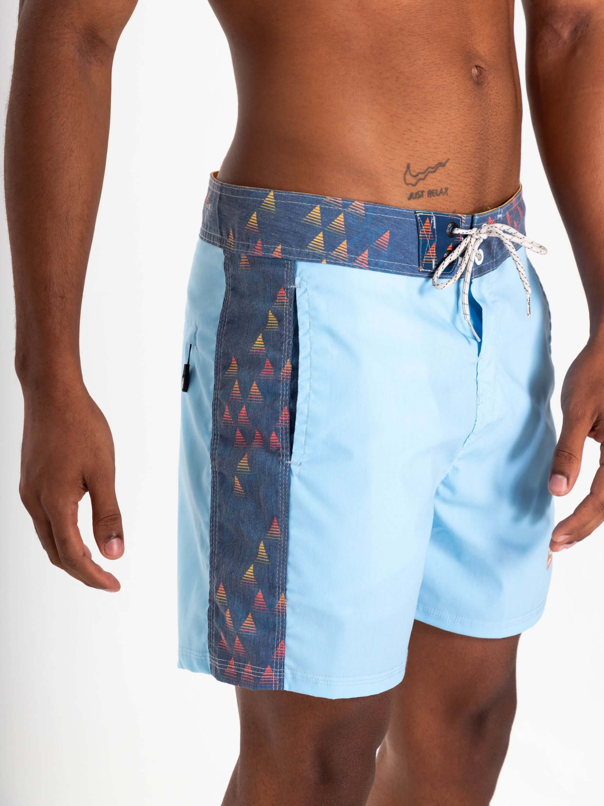 Shorts de banho Boardwalk Prism Azul da Greenish, feitos em poliéster e algodão, confortáveis e estilosos.