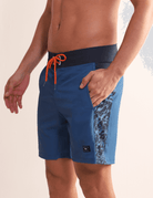 Bermuda azul Greenish Boardwalk Salt Water Texture, com detalhe lateral texturizado e cordão laranja, ideal para estilo litorâneo.