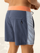 Shorts Boardwalk Sunshine Azul Marinho da Greenish, com detalhes em laranja e design confortável para o dia a dia.