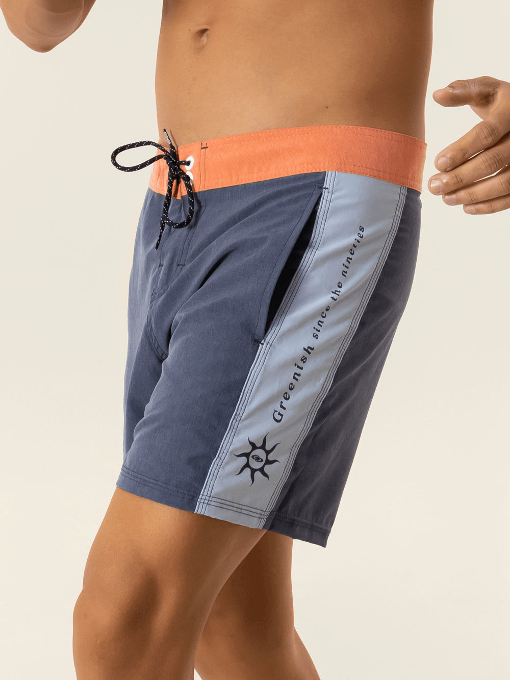 Bermuda BOARDWALK SUNSHINE da marca Greenish, ideal para o dia a dia, composta por poliéster e elastano. Estilo e conforto.