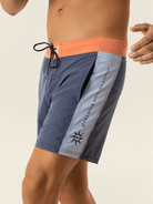Bermuda BOARDWALK SUNSHINE da marca Greenish, ideal para o dia a dia, composta por poliéster e elastano. Estilo e conforto.
