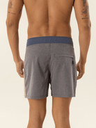 Modelo usando bermuda Boardwalk Sunshine Grafite da marca Greenish, vista traseira com detalhes em silk.