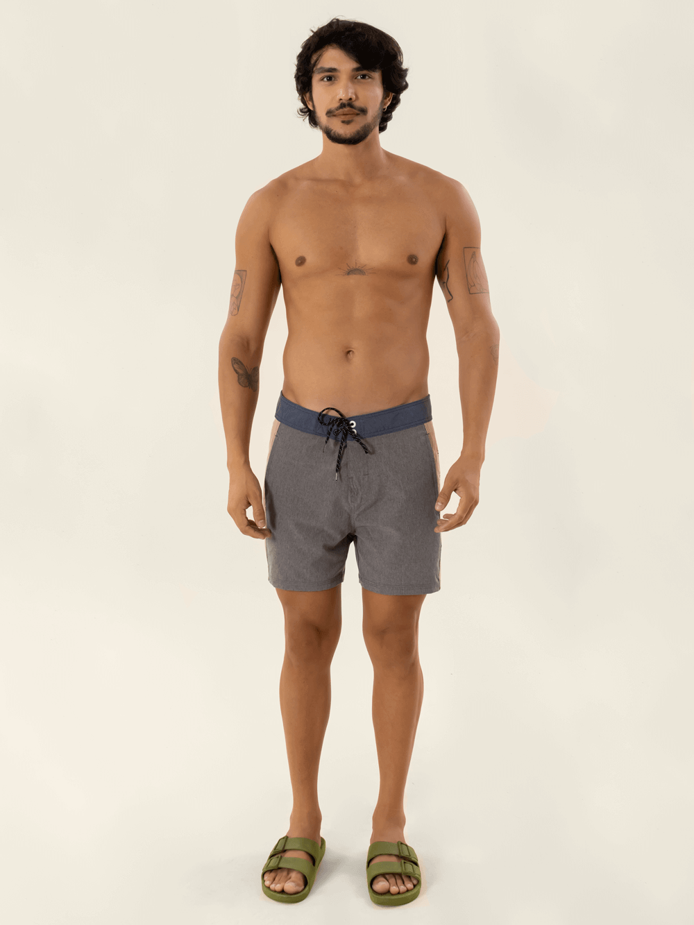 Modelo masculino usando sunga BOARDWALK SUNSHINE - GRAFITE da marca Greenish, ideal para o dia a dia.