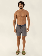 Modelo masculino usando sunga BOARDWALK SUNSHINE - GRAFITE da marca Greenish, ideal para o dia a dia.
