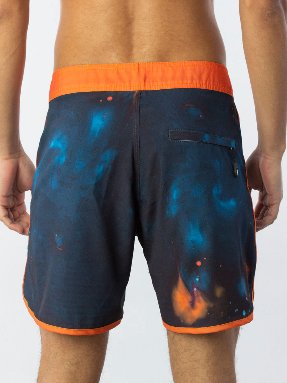 Bermuda masculina estampada em azul e laranja, com detalhes modernos e corte confortável, ideal para o verão.
