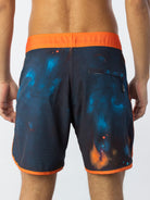 Bermuda masculina estampada em azul e laranja, com detalhes modernos e corte confortável, ideal para o verão.