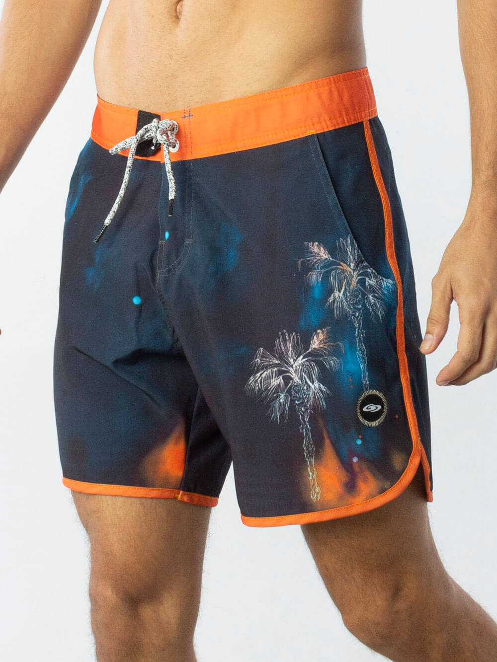 Calção de banho Greenish com estampa vintage de palmeiras, azul marinho e laranja, perfeito para dias de sol.