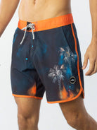 Calção de banho Greenish com estampa vintage de palmeiras, azul marinho e laranja, perfeito para dias de sol.
