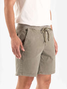 Short Rio Stone Verde da Greenish, em algodão, confortável e prático para o dia a dia.