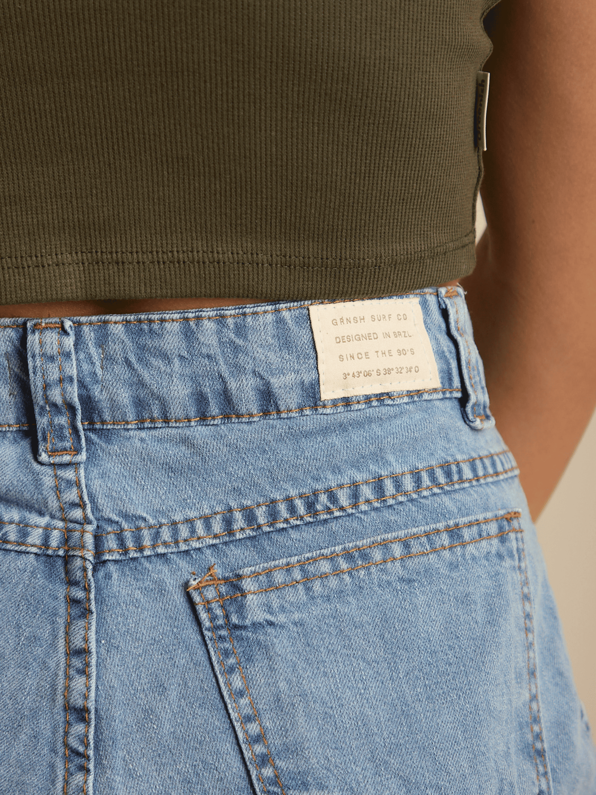 Cintura alta da bermuda jeans Gih azul da Greenish, destacando o design moderno e confortável.