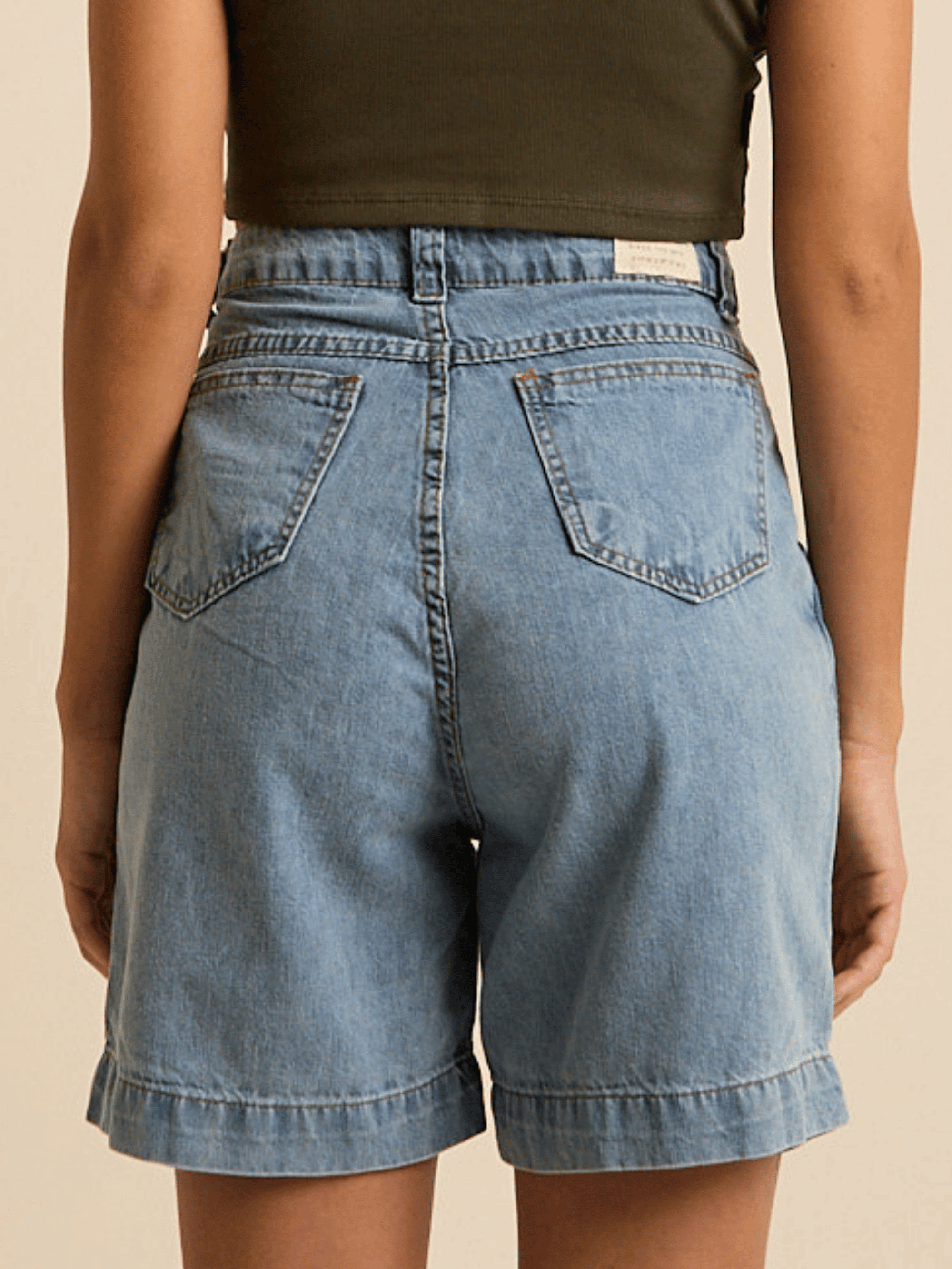 Bermuda jeans Gih azul da Greenish, com cós anatômico e design moderno, vista de costas.