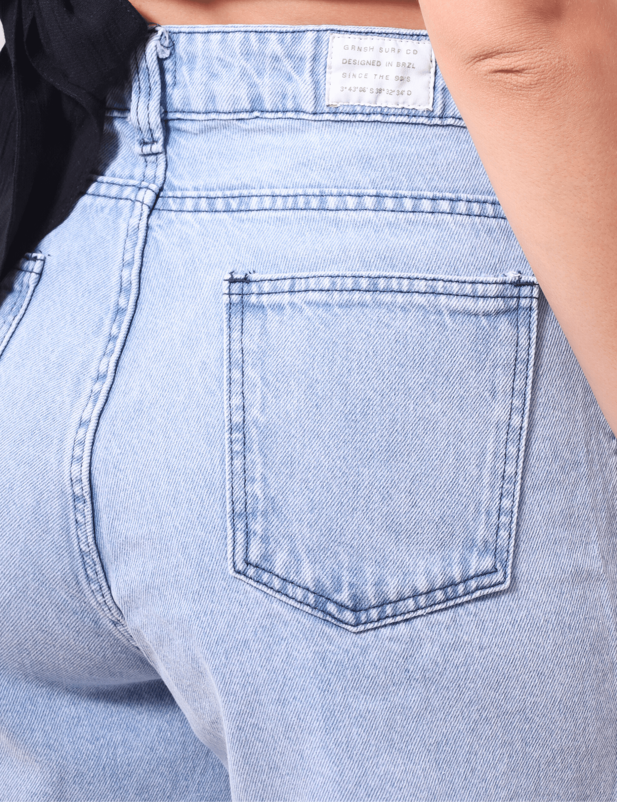 Bermuda jeans Glicia Greenish, alta cintura, lavagem azul vintage, 100% algodão, detalhe bolso traseiro, estilo e conforto.