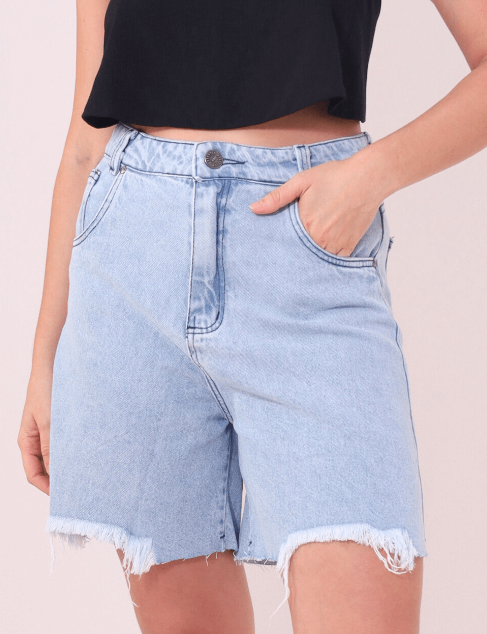 Bermuda Jeans Glicia com cintura alta e acabamento desfiado da Greenish, feita 100% em algodão, ideal para o verão.