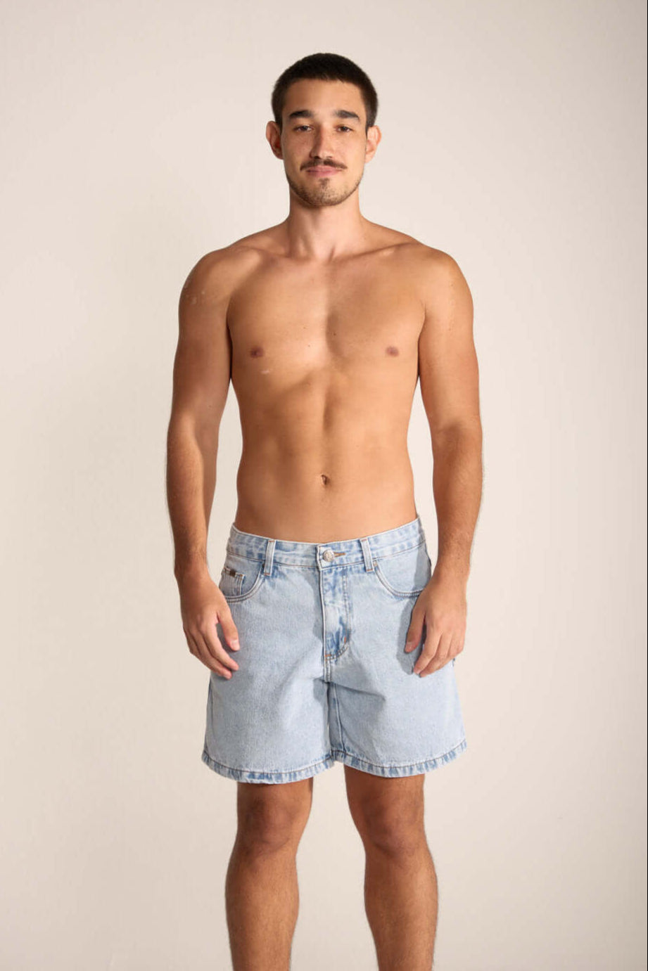 Modelo usando bermuda jeans Waves da Greenish, estilo clássico e vintage, ideal para praia ou cidade.