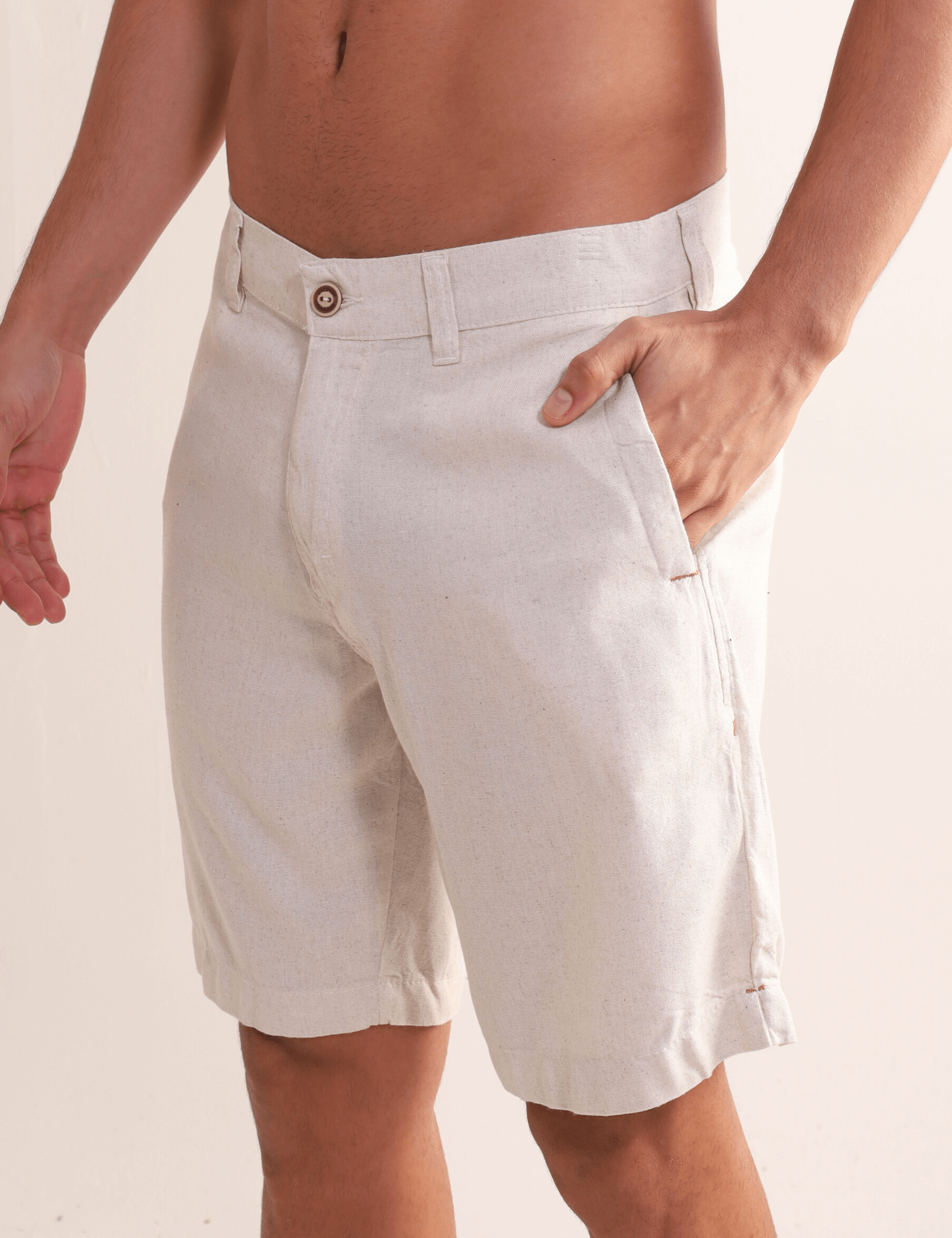 Bermuda Linem Resort Natural da Greenish, feita de linho fresco, ideal para praia e passeios com conforto e elegância.