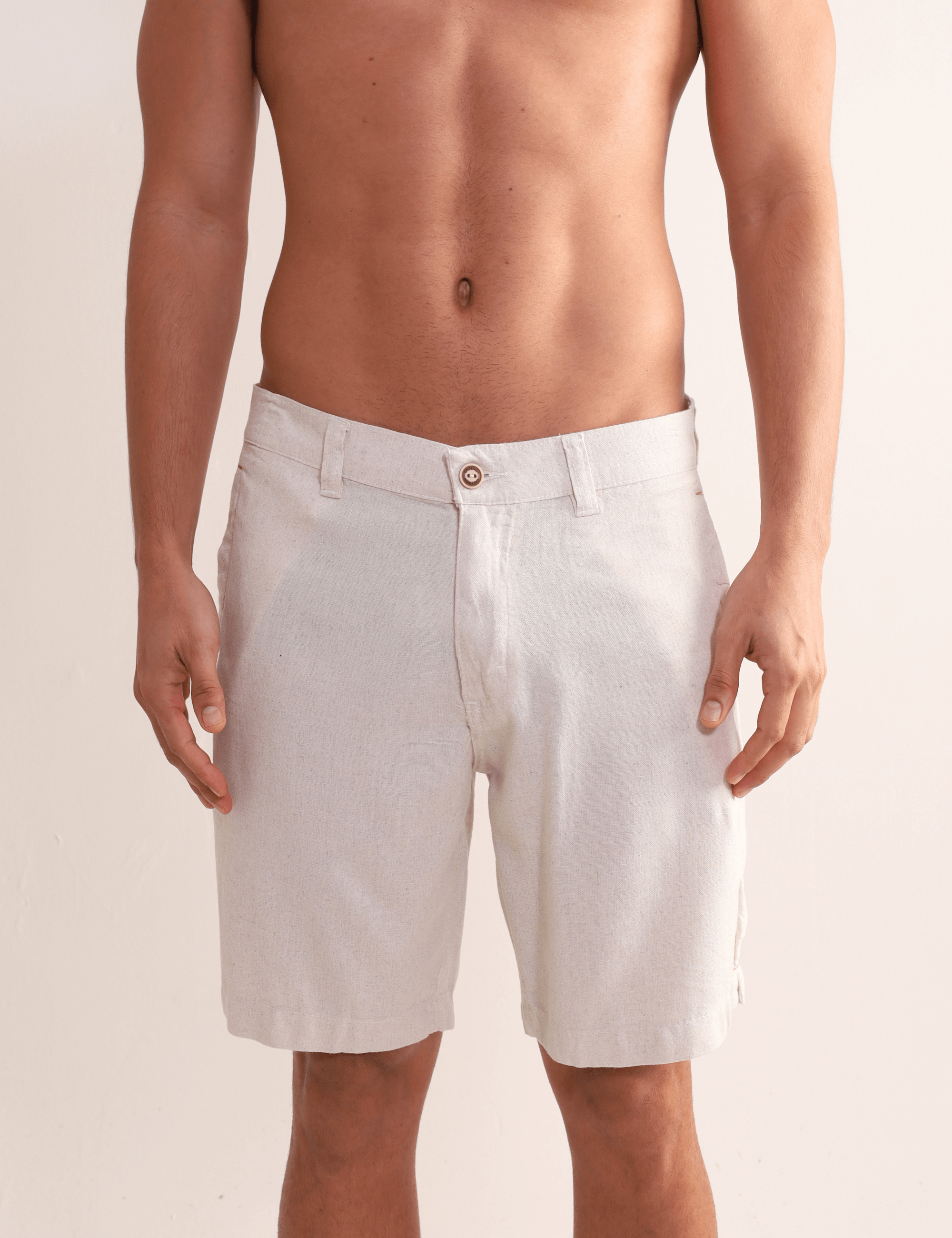 Bermuda Linem Resort Natural da Greenish, confeccionada em linho para conforto e elegância, ideal para praia e passeios, cor neutra.