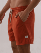 Bermuda Moletom Marron da marca Greenish com cintura ajustável, perfeita para conforto diário e estilo casual em dias de lazer.