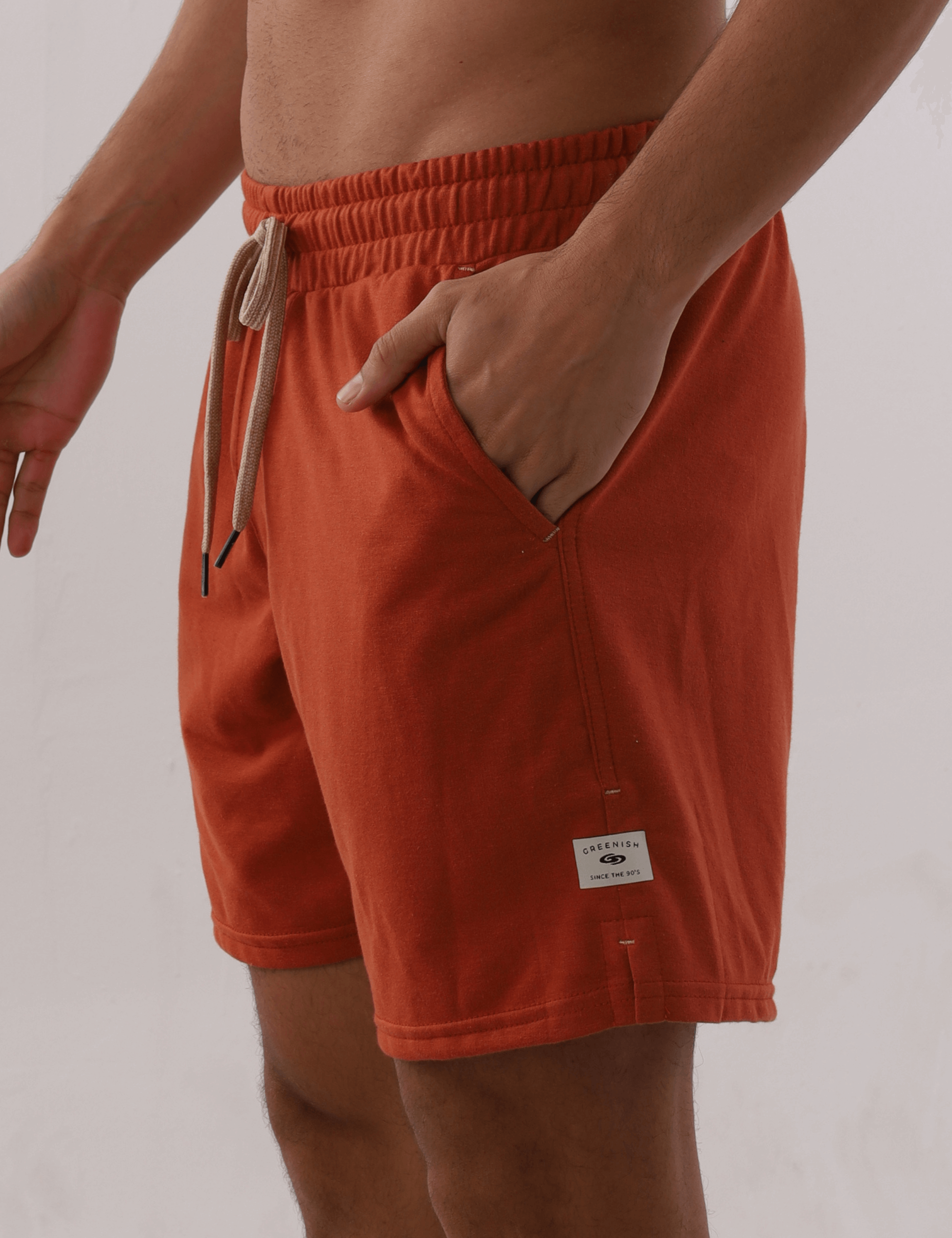 Bermuda Moletom Marron da marca Greenish com cintura ajustável, perfeita para conforto diário e estilo casual em dias de lazer.