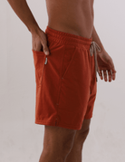 Bermuda Moletom Marron Greenish, confortável para lazer, feita em algodão, com elástico na cintura para ajuste perfeito.