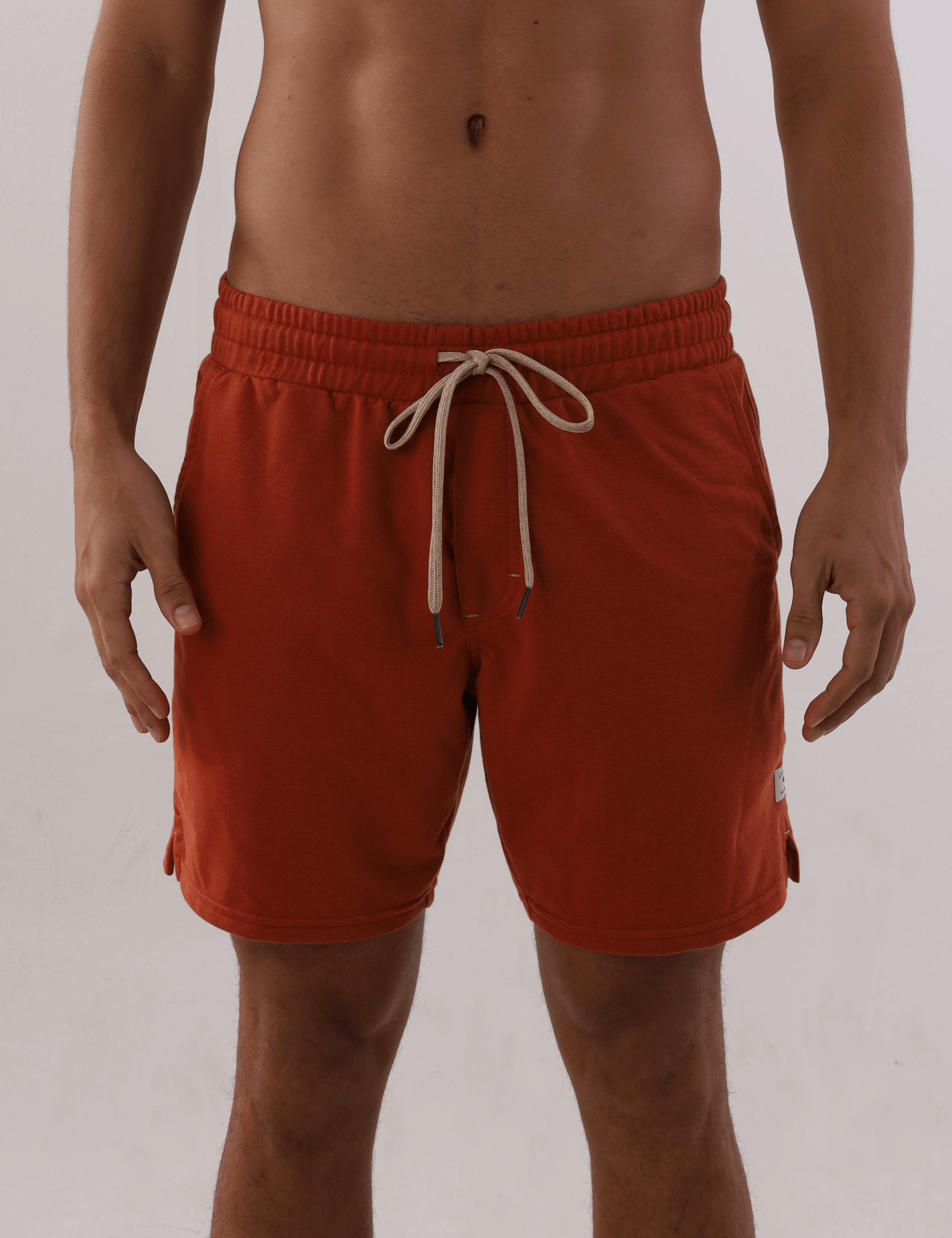 Bermuda moletom marrom Greenish em algodão macio com elástico na cintura para conforto, ideal para relaxar ou passear.