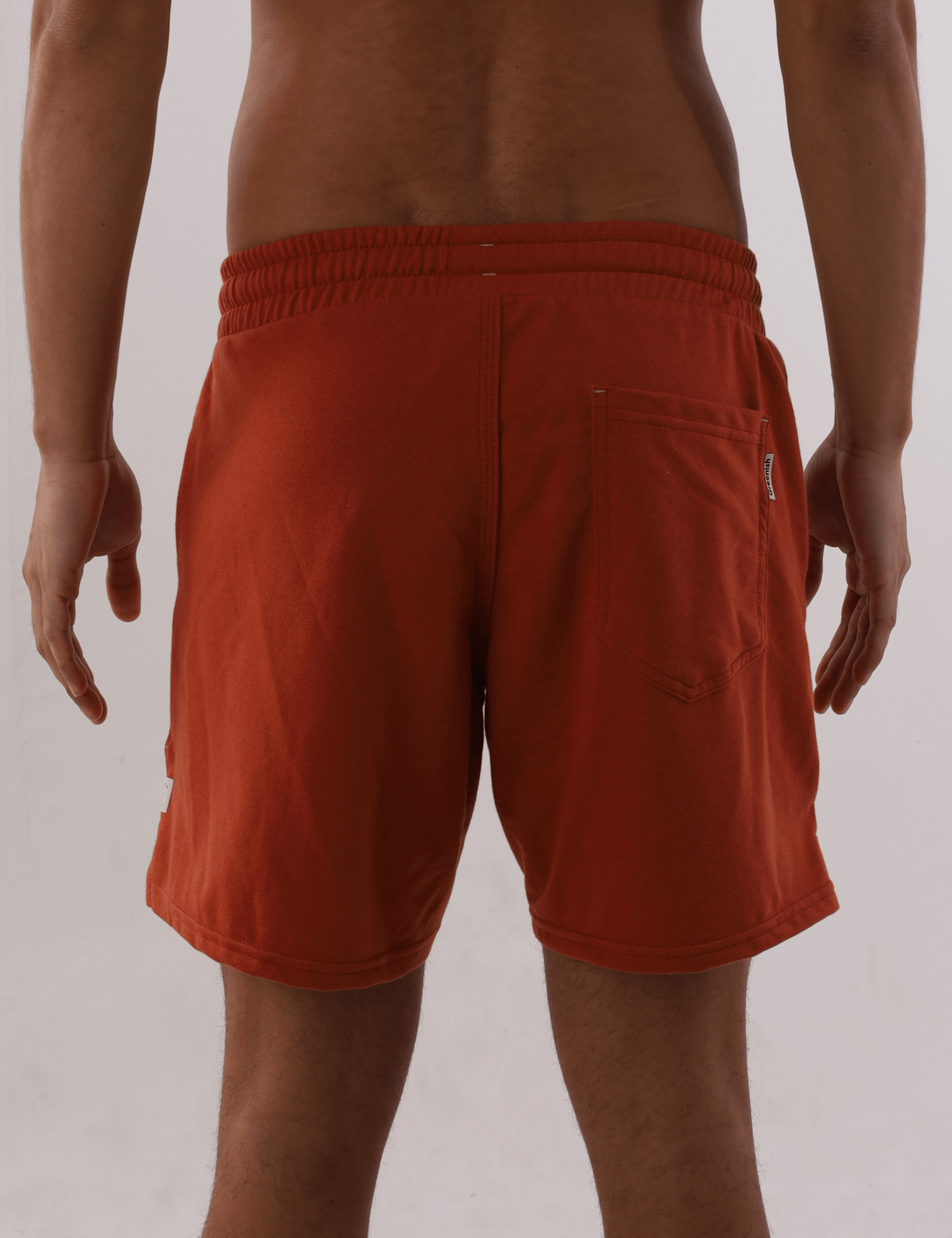Bermuda Moletom Marron Greenish para descanso ou movimento, em algodão macio com elástico na cintura, ideal para litoral ou cidade.