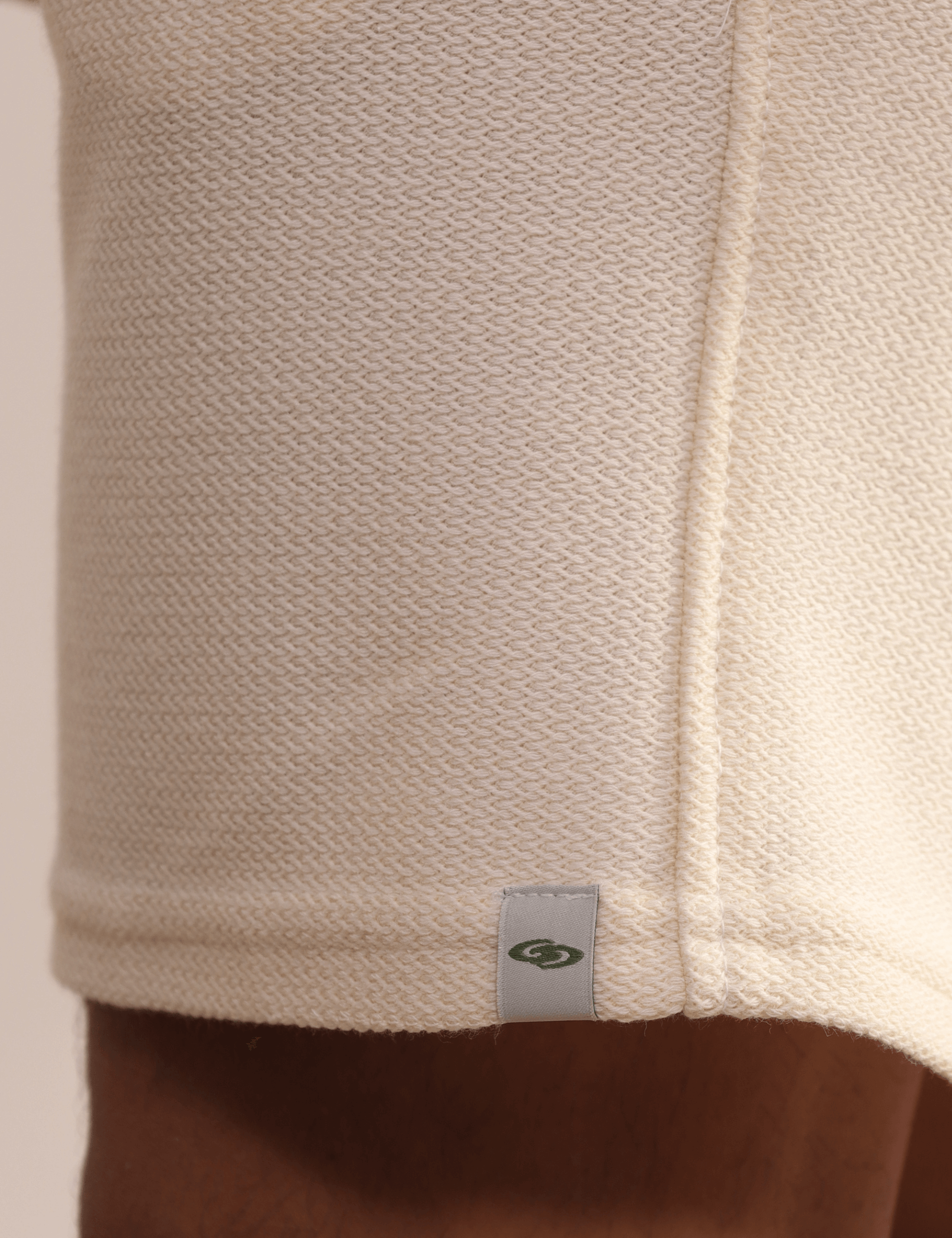 Bermuda Moletom Aspem Natural Greenish, mínima e confortável em malha macia, ideal para estilo casual pós-praia e dia a dia.