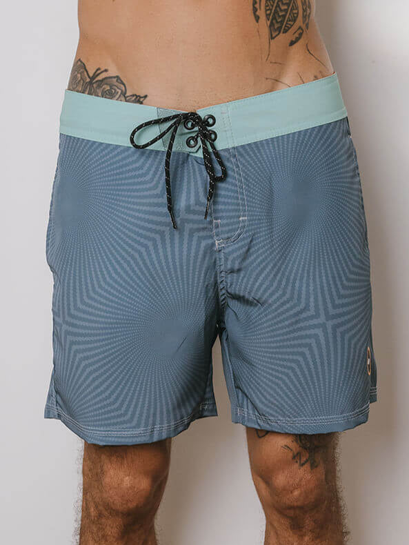 Shorts Boardwalk Dreams Cinza da Greenish, com cós anatômico e amarração em algodão, ideal para atividades diárias.