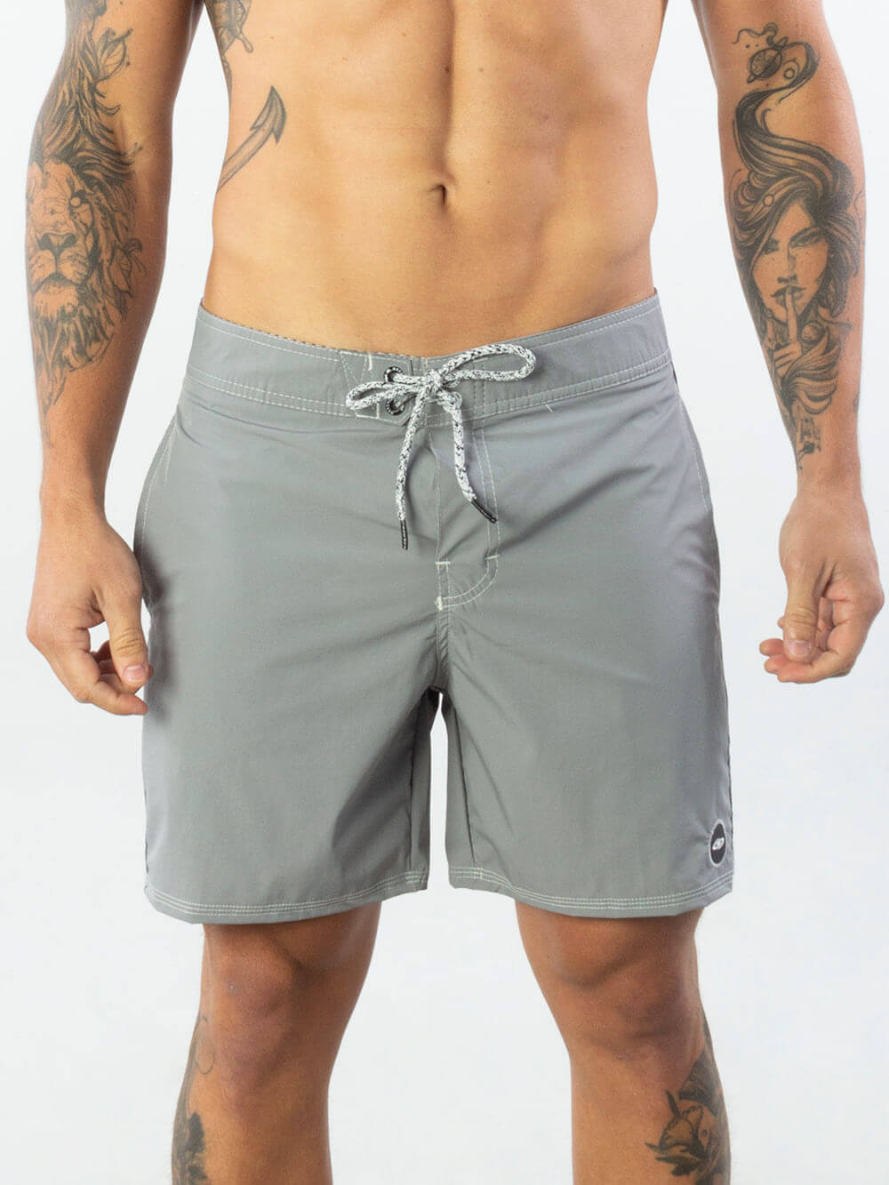 Bermuda Boardwalk Vintage Cinza da Greenish, estilo vintage, tecido leve e confortável, ideal para moda masculina.