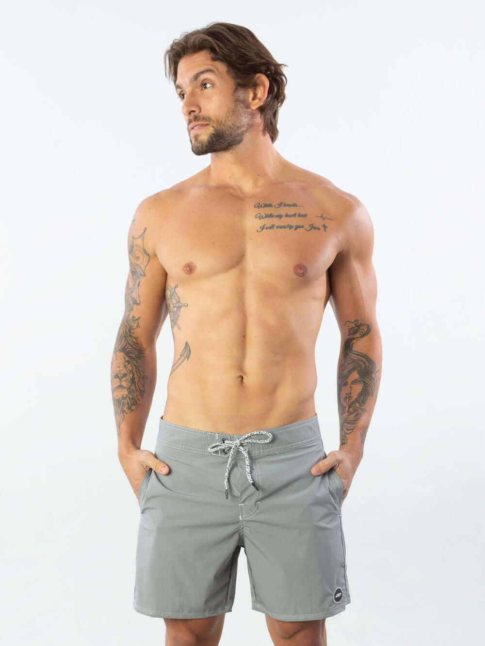 Modelo masculino usando sunga Greenish Boardwalk Vintage Middle East, cor cinza, estilo vintage e leve.