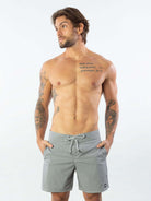 Modelo masculino usando sunga Greenish Boardwalk Vintage Middle East, cor cinza, estilo vintage e leve.