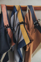 BOARDSHORTS ULTRALIGHT II SUNSET - CINZA da Greenish pendurados, design multicolorido, ideais para mar e estilo autêntico.