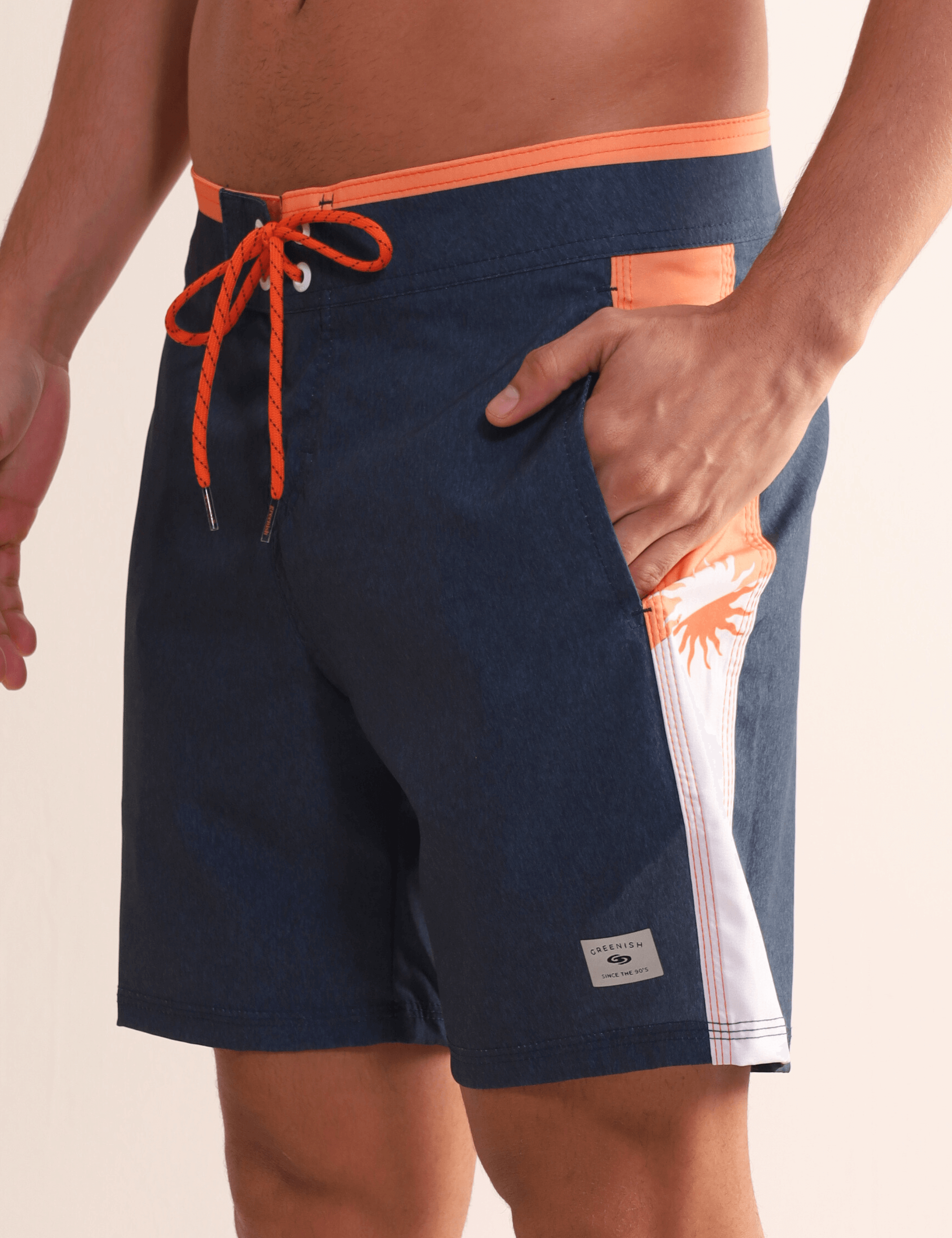 Boardwalk Healing Rays Azul Marinho por Greenish, bermuda casual e leve para usar na praia. Moda praia masculina elegante e confortável.