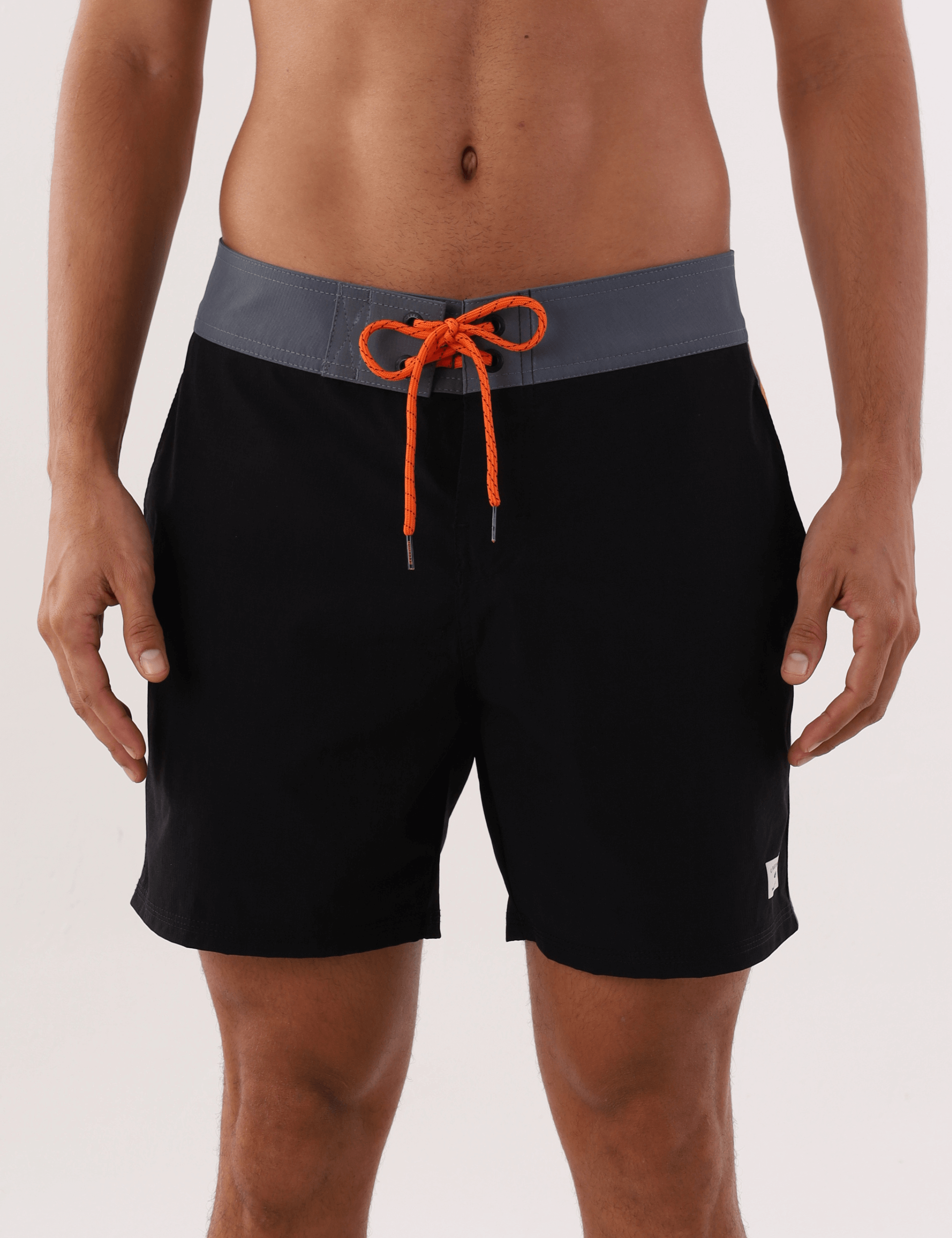 Bermuda Boardwalk Outline Outside Preto da marca Greenish com design moderno e cordão laranja, ideal para praia.