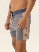 Shorts Boardwalk Sunshine da Greenish, confortáveis e estilosos, com detalhe em silk exclusivo.