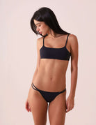 BIQUINI OPHELIA - PRETO da Greenish em modelo, com alças elásticas e tiras laterais, perfeito para conforto e resistência.