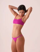 Mulher usando BIQUINI OPHELIA - UVA da Greenish, destacando alças elásticas e tiras laterais para conforto e ajuste perfeito.