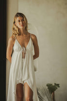 Blusa Áurea - Off White por Greenish, modelo feminino com alças ajustáveis e tecido leve de viscose, perfeita para dias ensolarados.