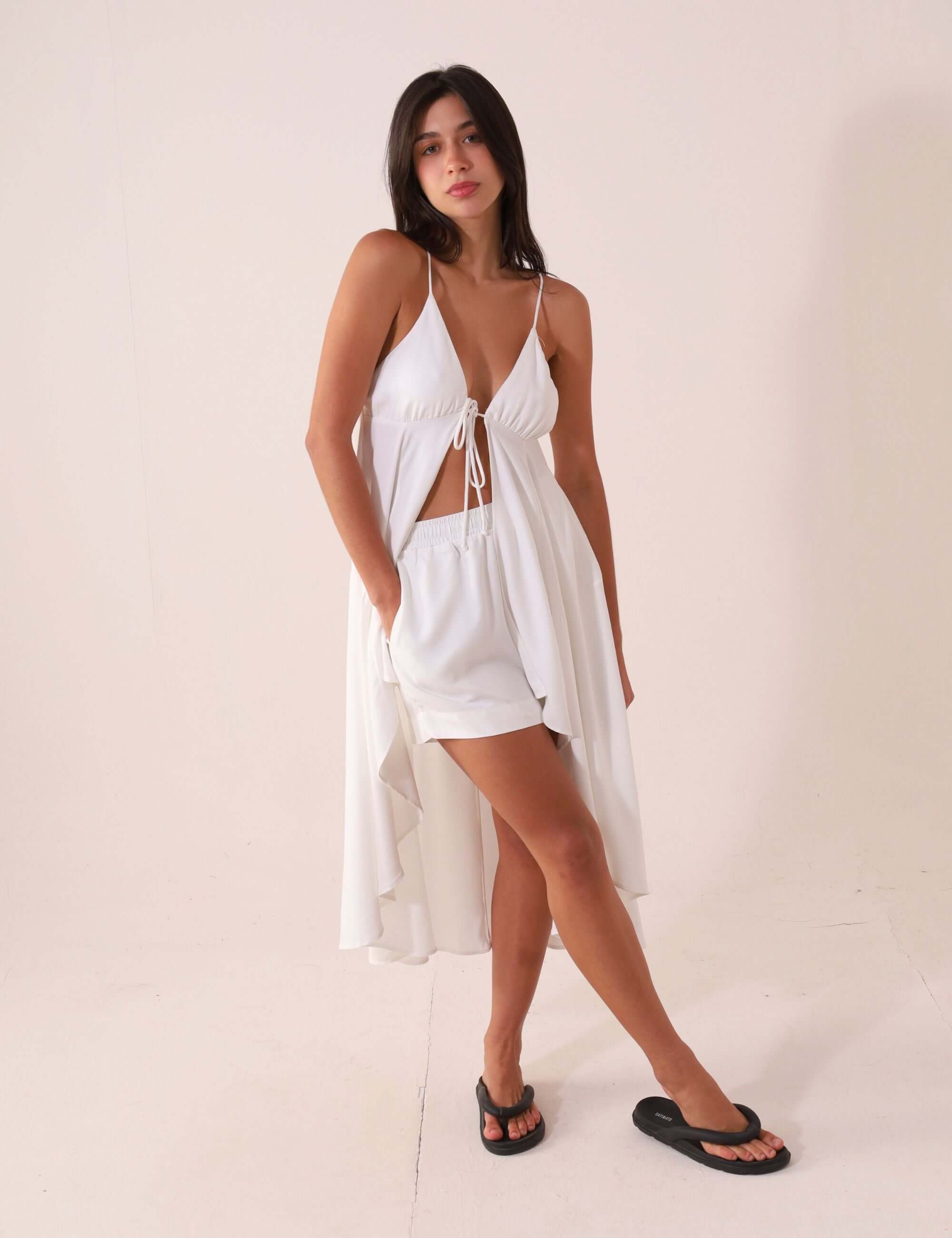 Blusa Áurea - Off White da Greenish, modelo leve e fluida, perfeita para dias de sol, feita 100% em viscose com alças ajustáveis.