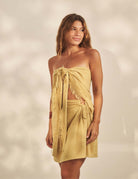 Blusa Fresh - Amarelo da Greenish em viscose leve, modelagem ampla meia-lua perfeita para sobrepor biquíni e looks de verão