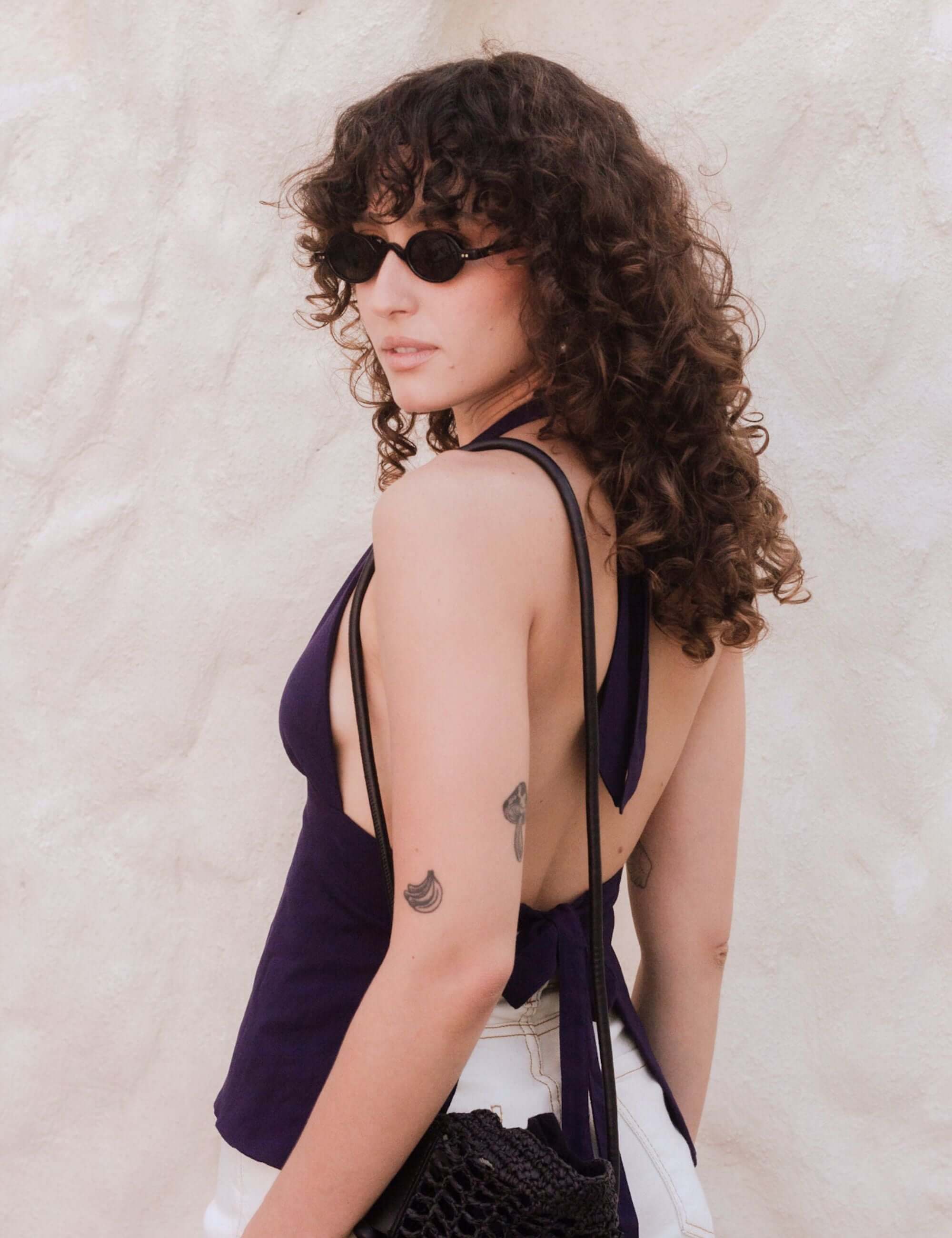 Blusa Jamile azul royal da marca Greenish, modelo cavado, com detalhes nas costas, ideal para o verão.