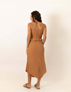 Blusa Lille - Bege da Greenish com textura leve e caimento romântico, decote elástico e alças ajustáveis, vista pelas costas.