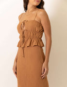 Blusa Lille - Bege da marca Greenish com alcinhas reguláveis, efeito enrugado e detalhe de amarrador frontal. Estilo ciganinha leve.