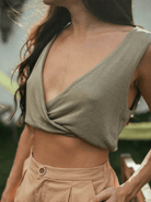 Blusa Sara da Greenish em verde com decote cruzado e caimento confortável, ideal para looks casuais.