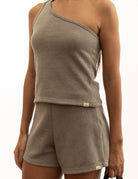 Blusa Tricot Ombro Só Fer - Grafite da Greenish em exibição no manequim, vista frontal.