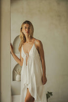 Mulher vestindo a Blusa Áurea - Off White da marca Greenish, com alças finas e modelagem solta, ideal para dias quentes.