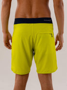 Calças boardshorts Kaleidoscope Verde da Greenish, mostrando as costas com design moderno e confortável.